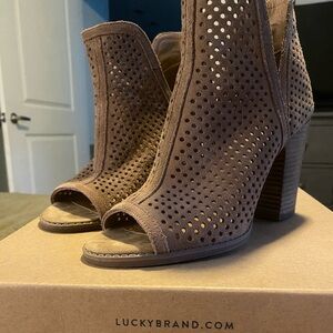 Lucky Brand Larise booties in color sesame, sz 7.5.